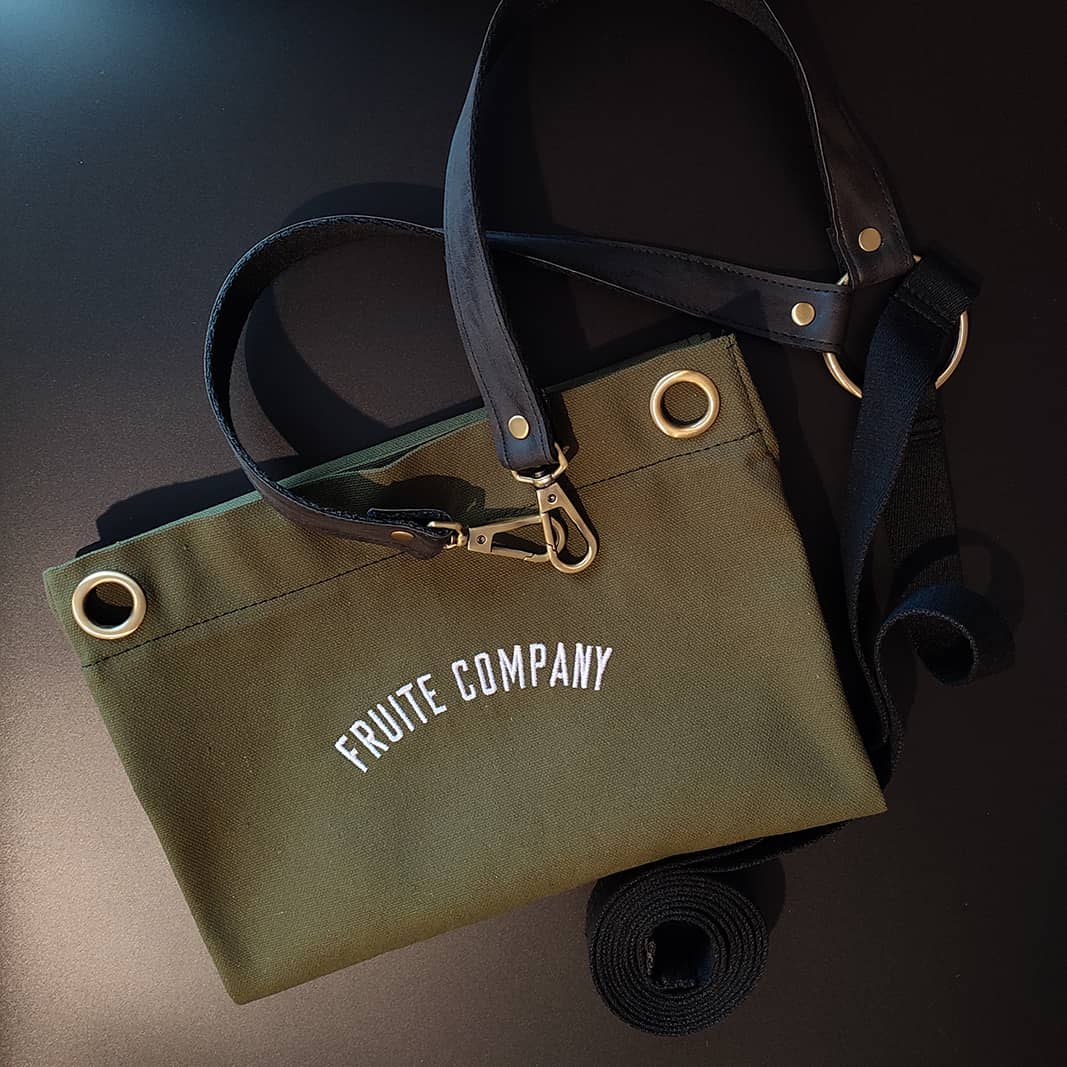 Delantales personalizados de color verde con correas de color negro