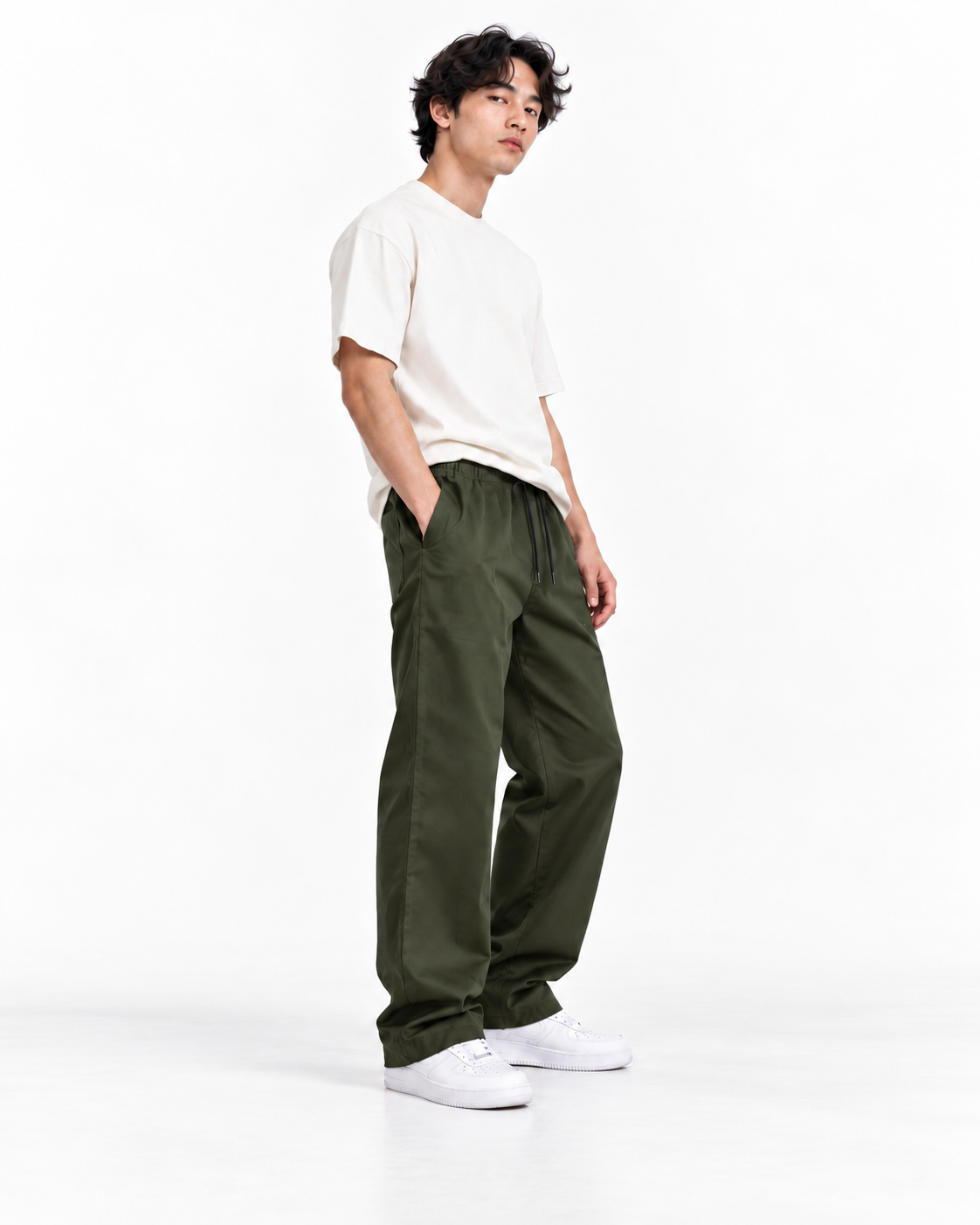 Pantalón Worker Green look frontal tres cuartos con modelo