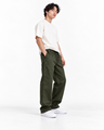 Pantalón Worker Green look frontal tres cuartos con modelo