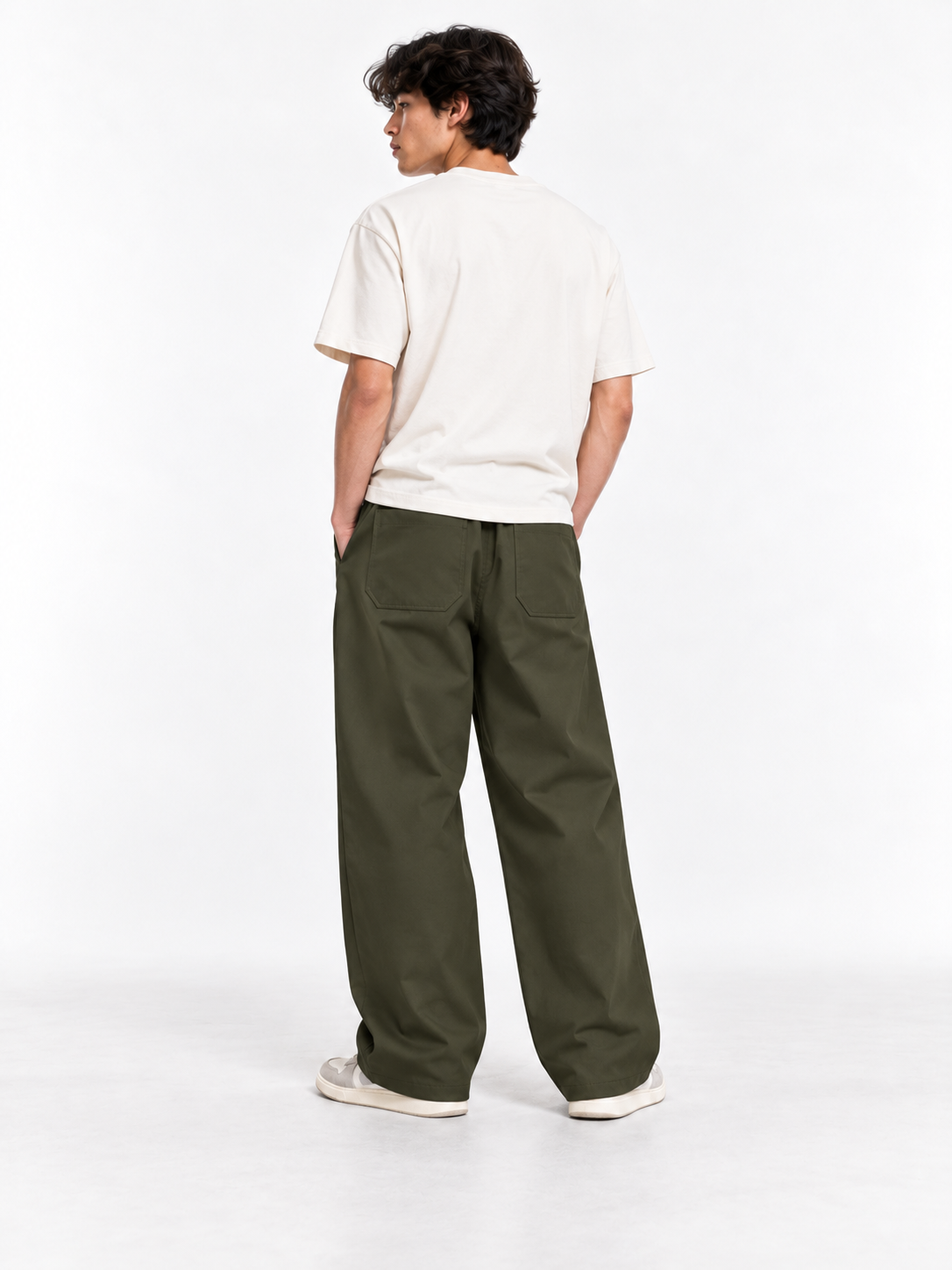 Pantalón Worker Green look trasero con modelo
