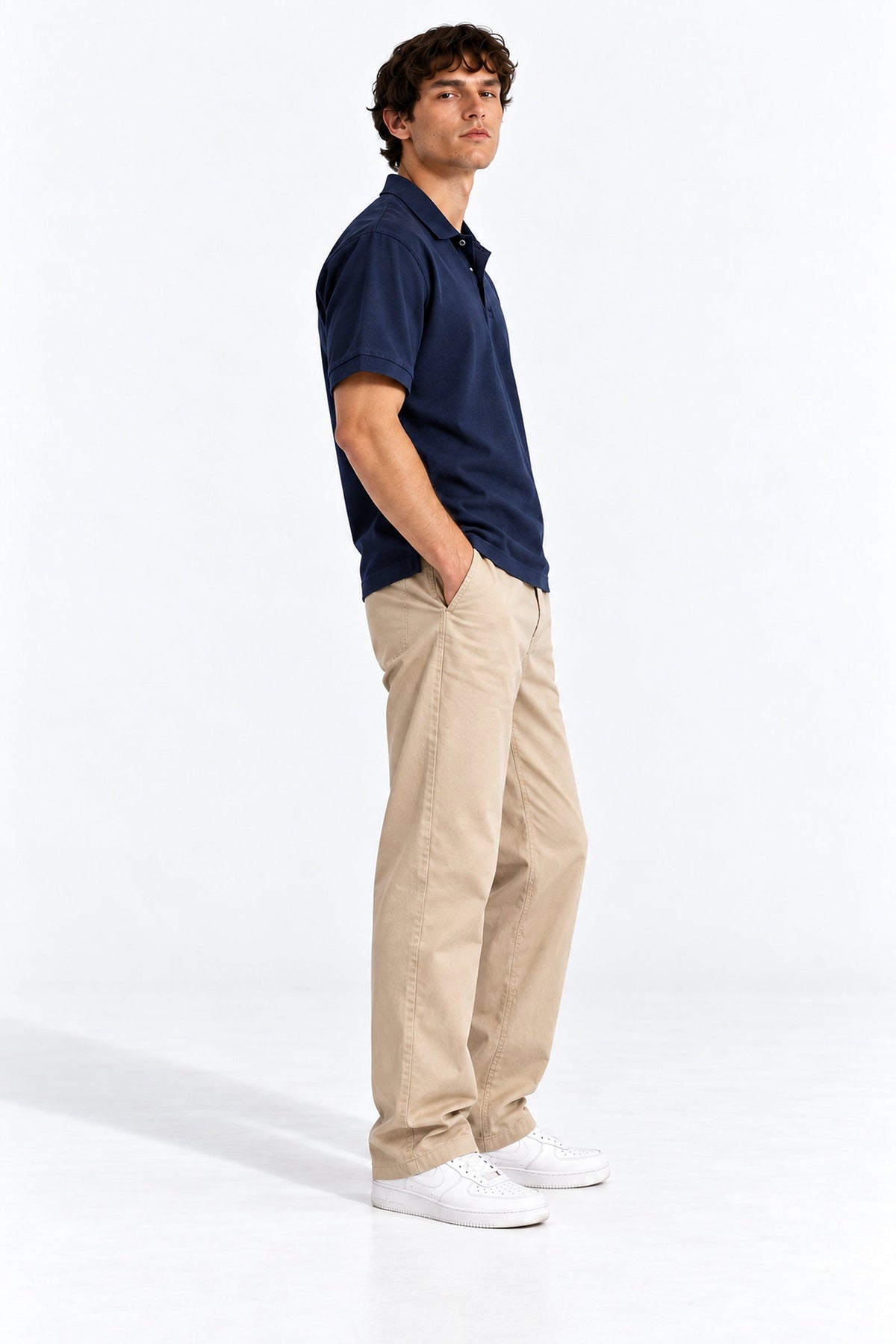 Polo Piqué Classic 180 azul marino, modelo con pantalón beige, vista tres cuartos, 1600 × 2400 px