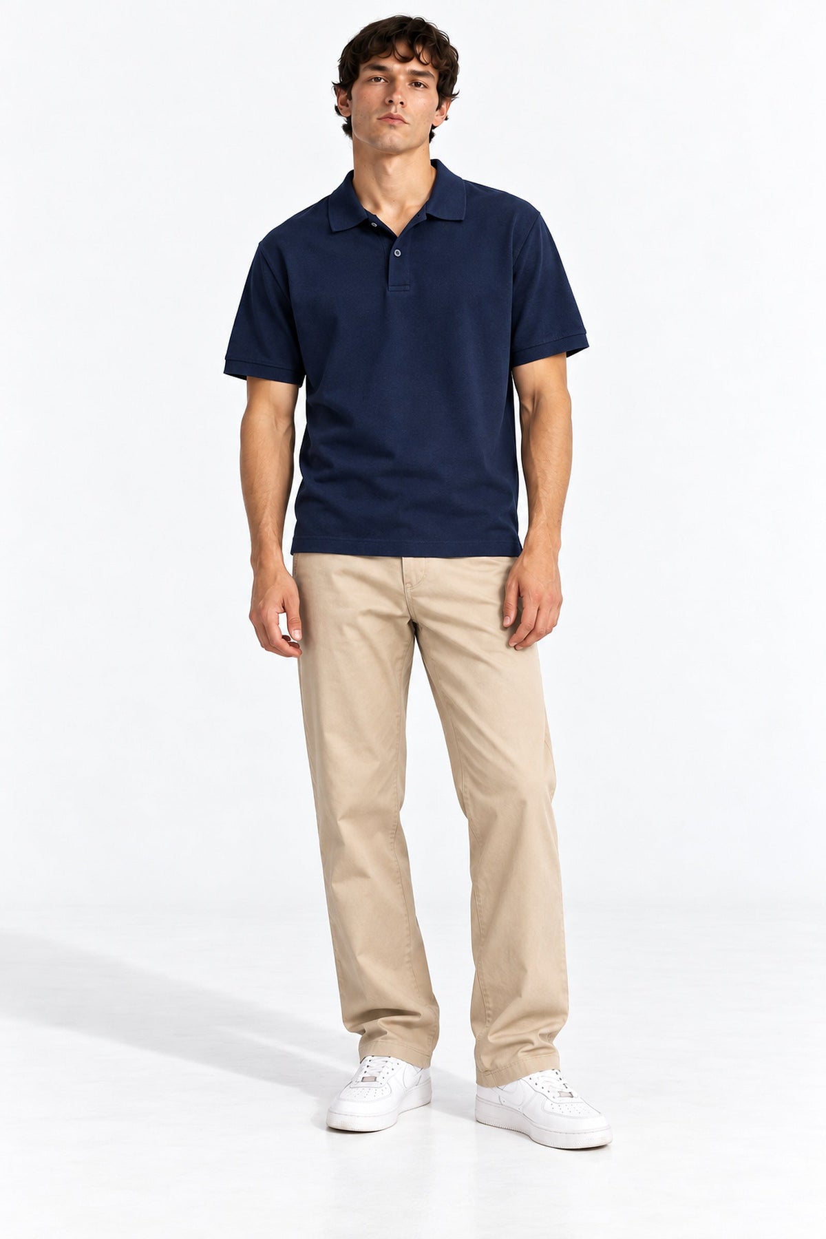 Polo Piqué Classic 180 azul marino, modelo con pantalón beige, vista frontal, 1600 × 2400 px