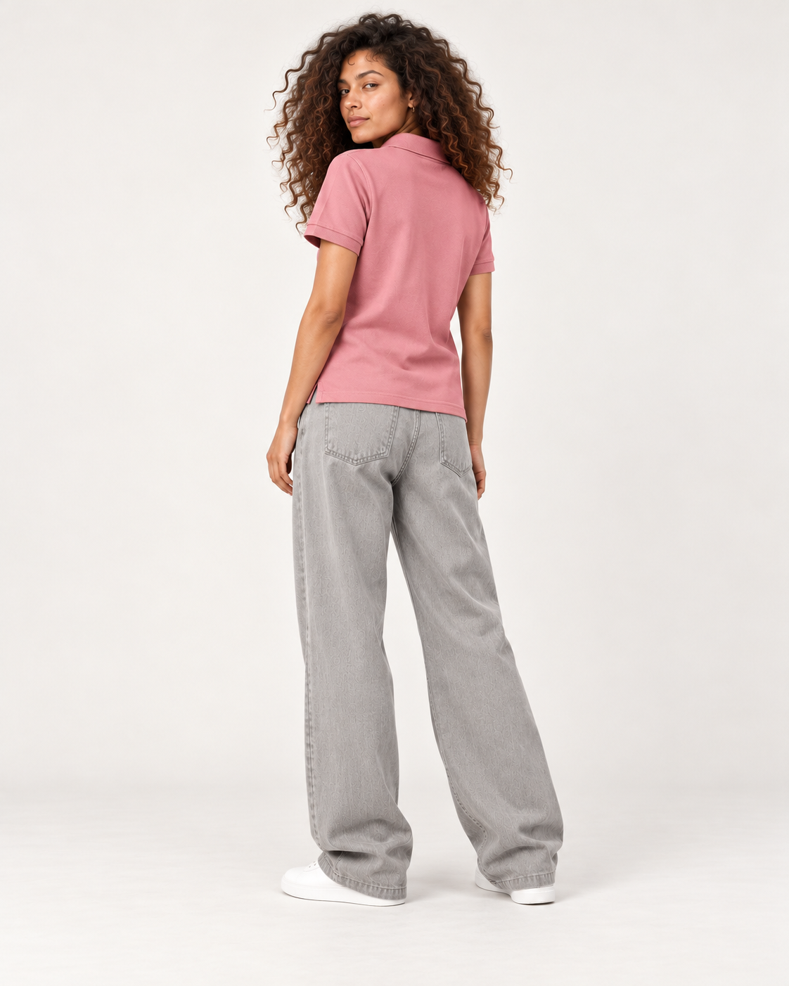 Polo Hudson rosa vintage, look streetwear con pantalón gris, modelo de espalda