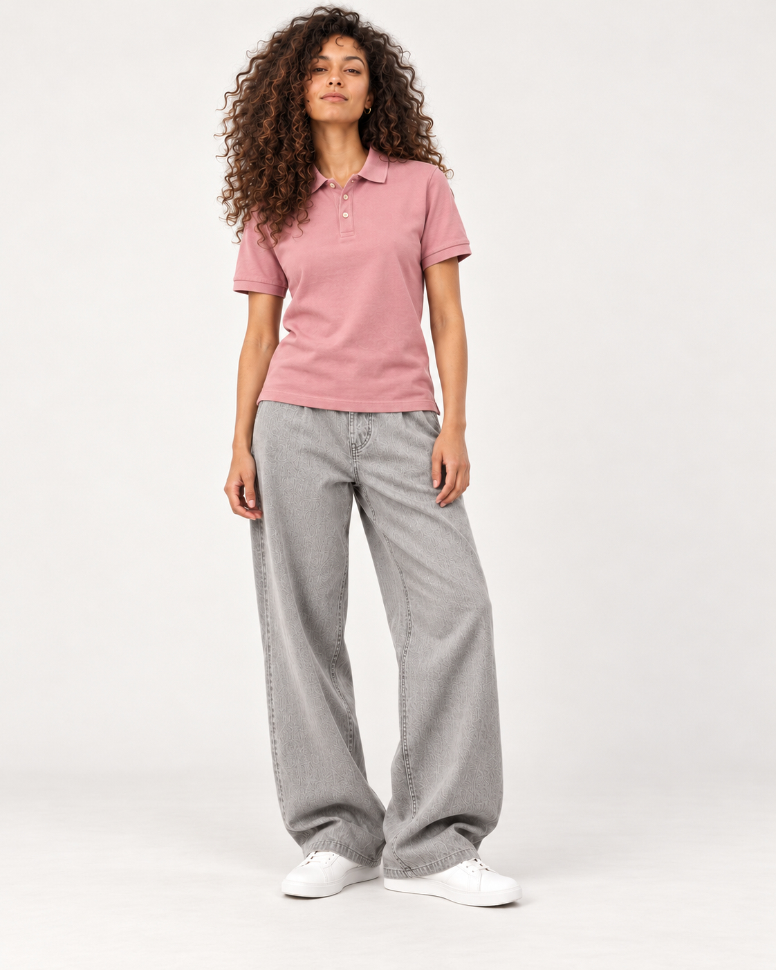 Polo Hudson rosa vintage, look streetwear con pantalón gris, modelo de frente