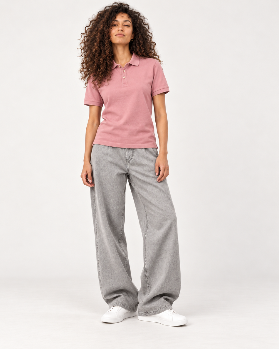 Polo Hudson rosa vintage, look streetwear con pantalón gris, modelo de frente