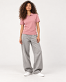 Polo Hudson rosa vintage, look streetwear con pantalón gris, modelo de frente