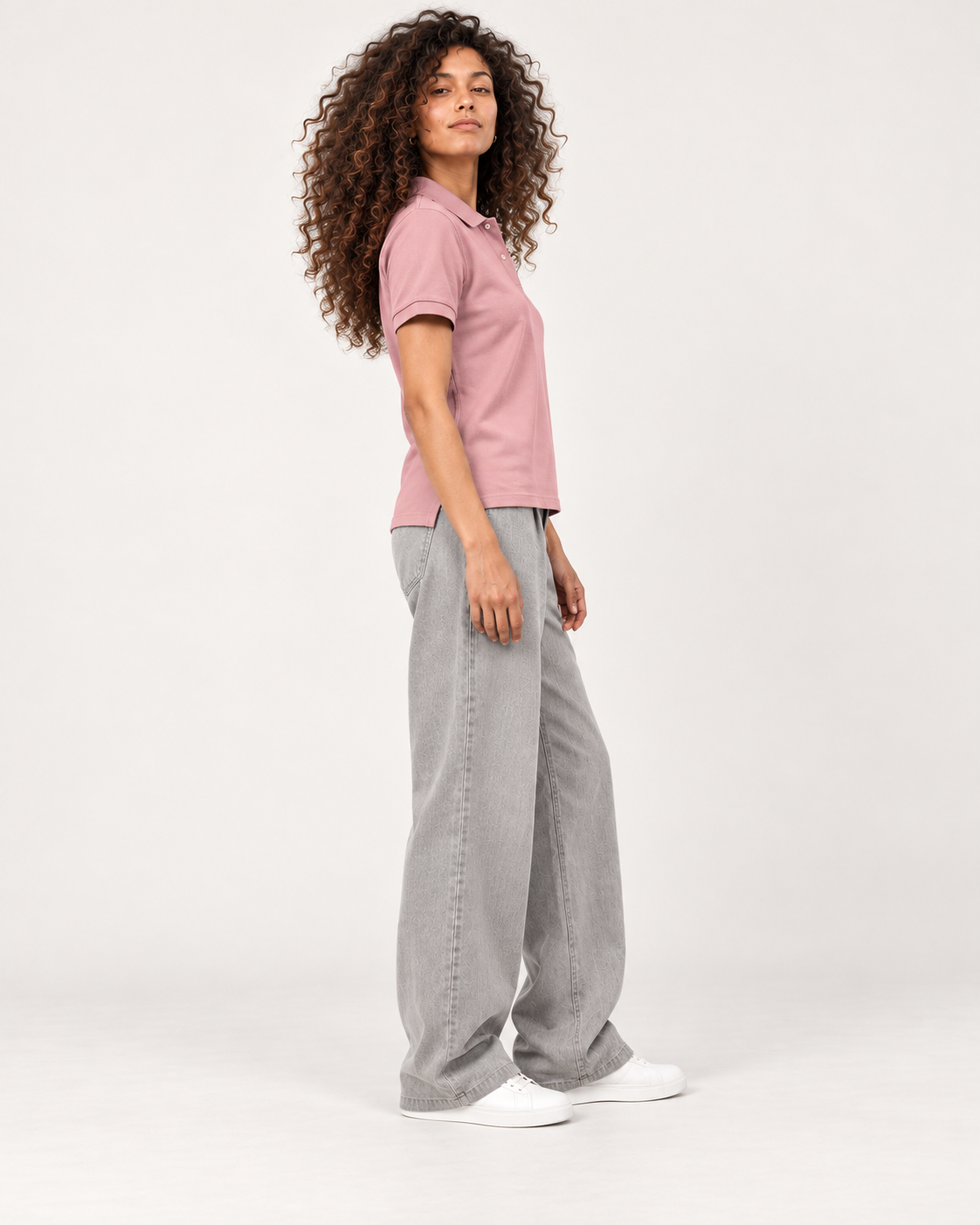 Polo Hudson rosa vintage, look streetwear con pantalón gris, modelo de perfil