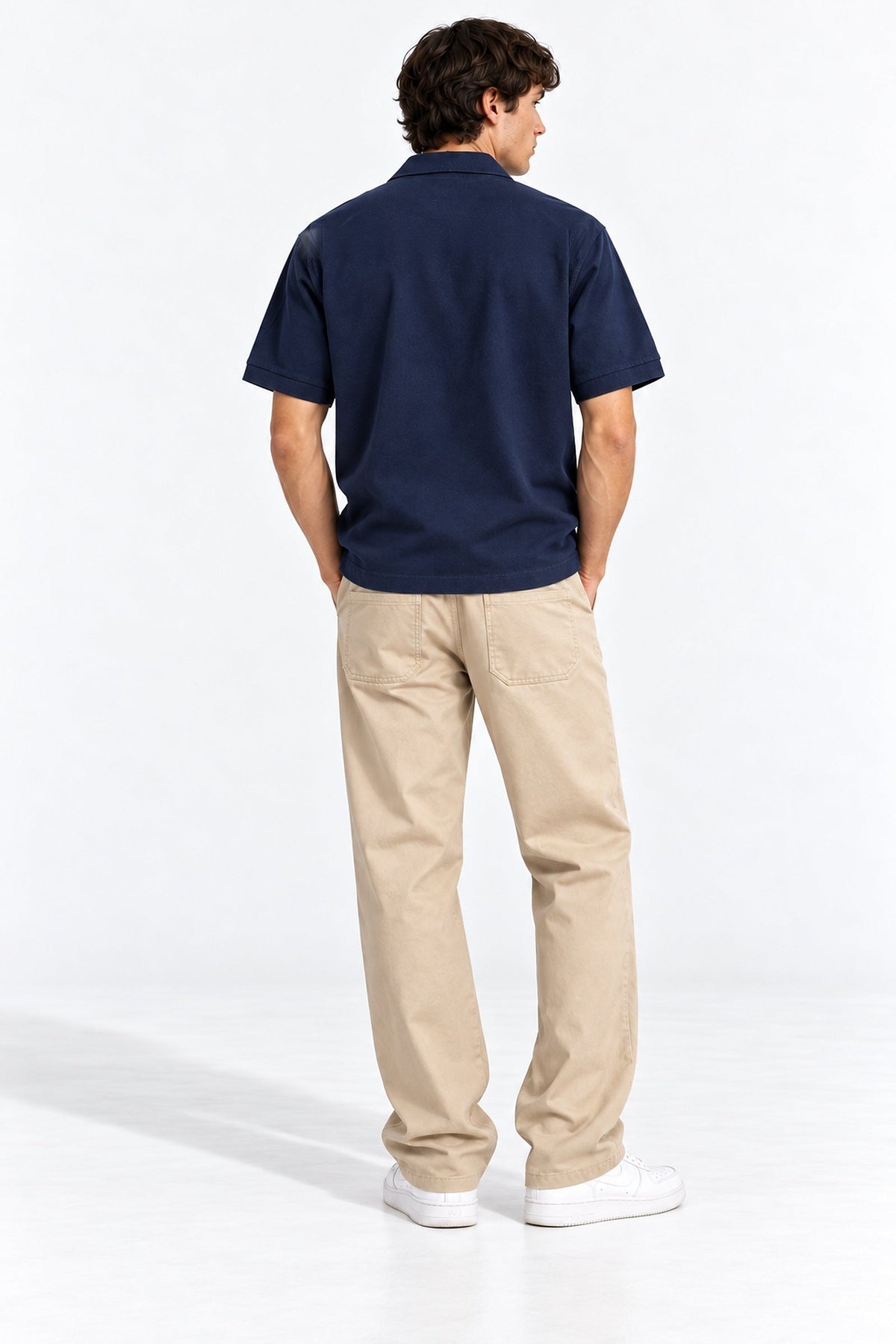 Polo Soho azul marino, modelo de espaldas, corte liso sin canesú
