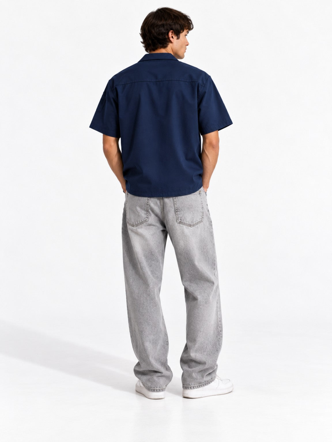 Camisa Worker Blue de algodón orgánico vista trasera en modelo