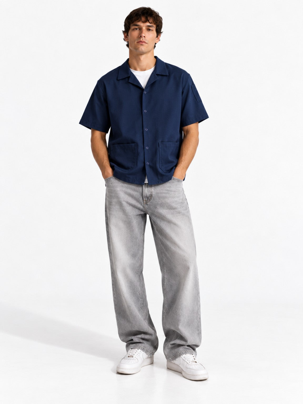 Camisa Worker Blue de algodón orgánico vista frontal en modelo