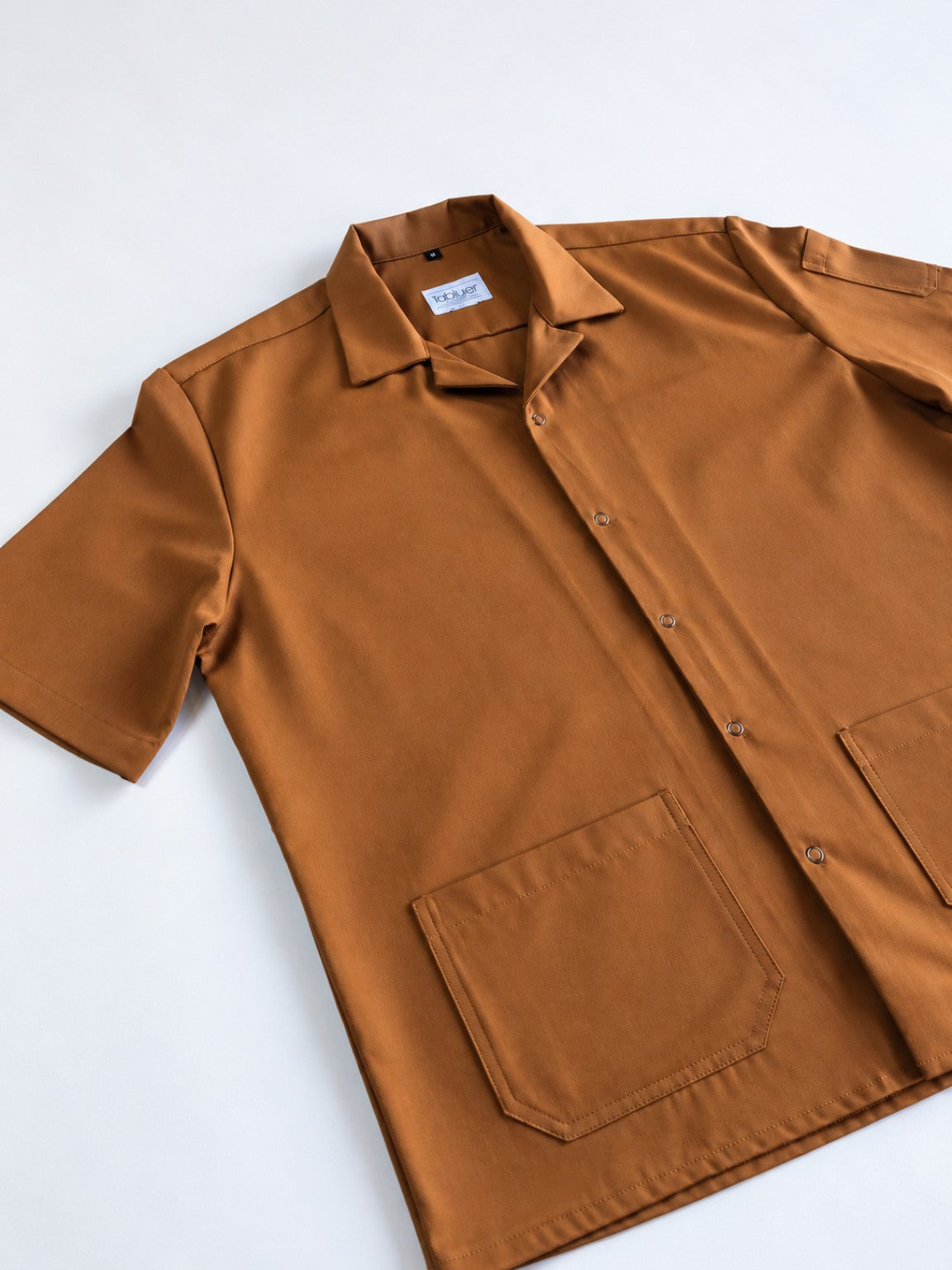 Camisa Worker Camel detalle de bolsillos frontales y botones