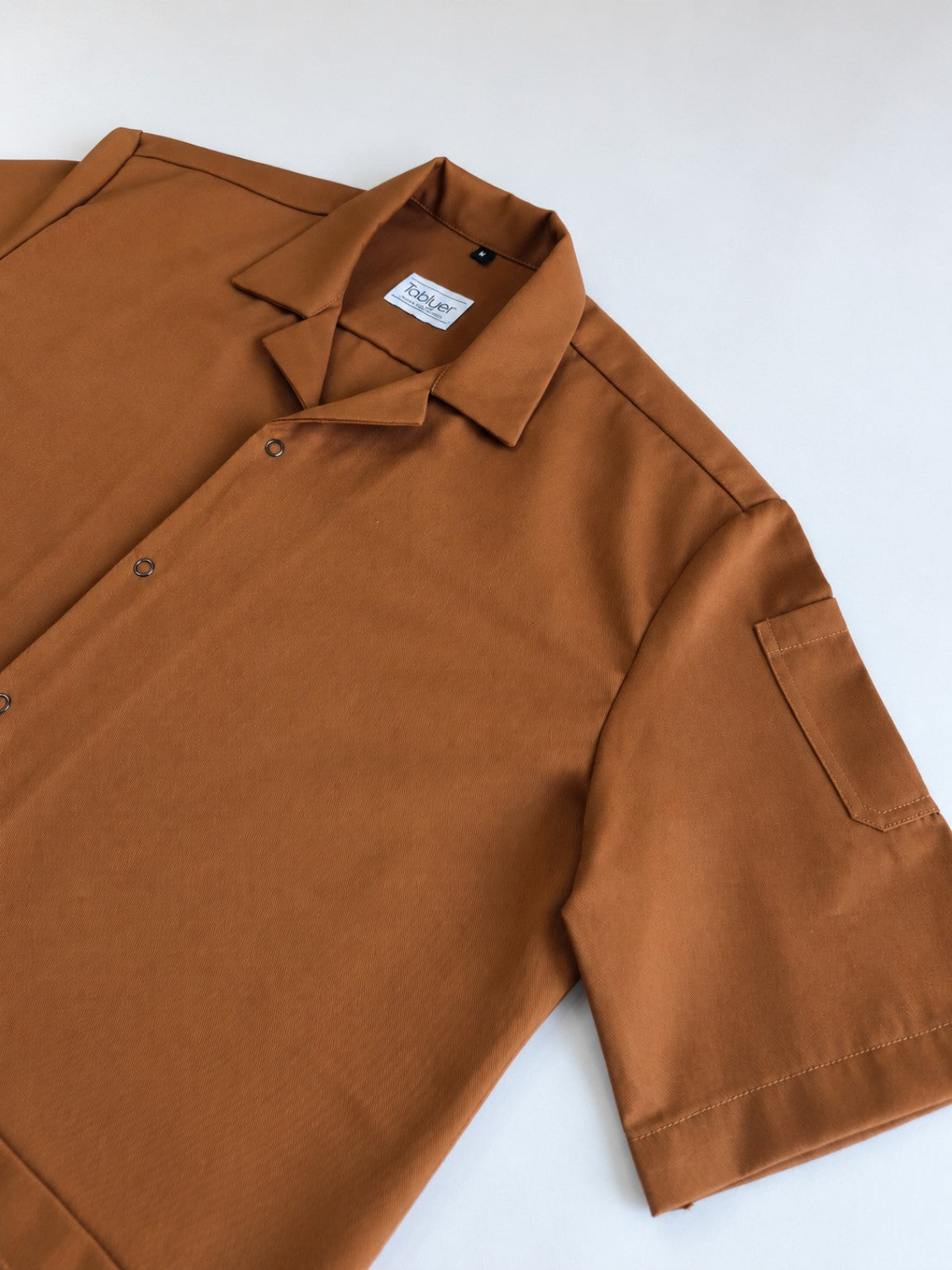 Camisa Worker Camel detalle de cuello y bolsillo de manga