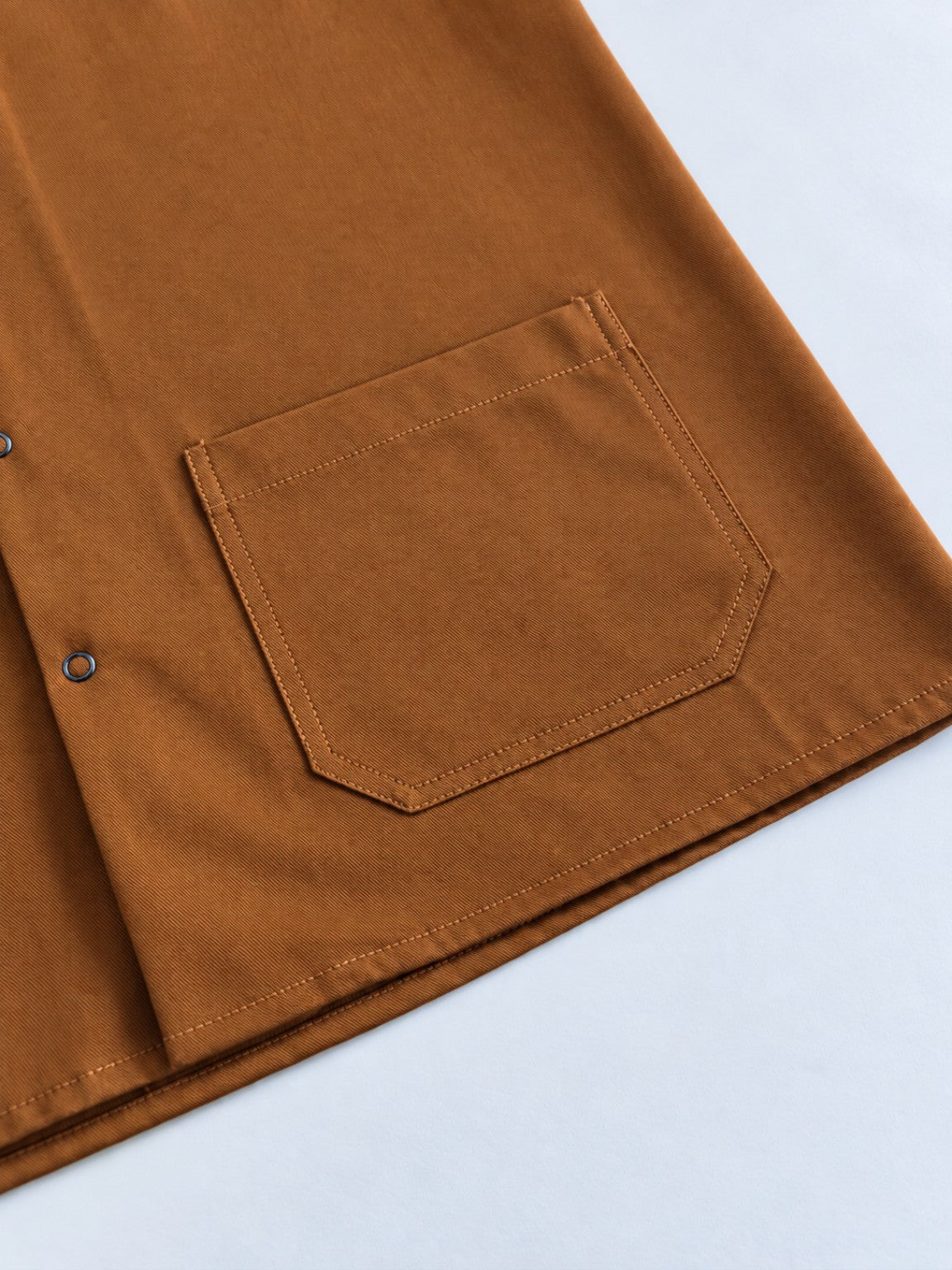 Camisa Worker Camel detalle de bolsillo frontal y costuras