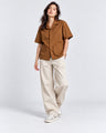 Camisa Worker Camel unisex, vista frontal de cuerpo entero con pantalón beige
