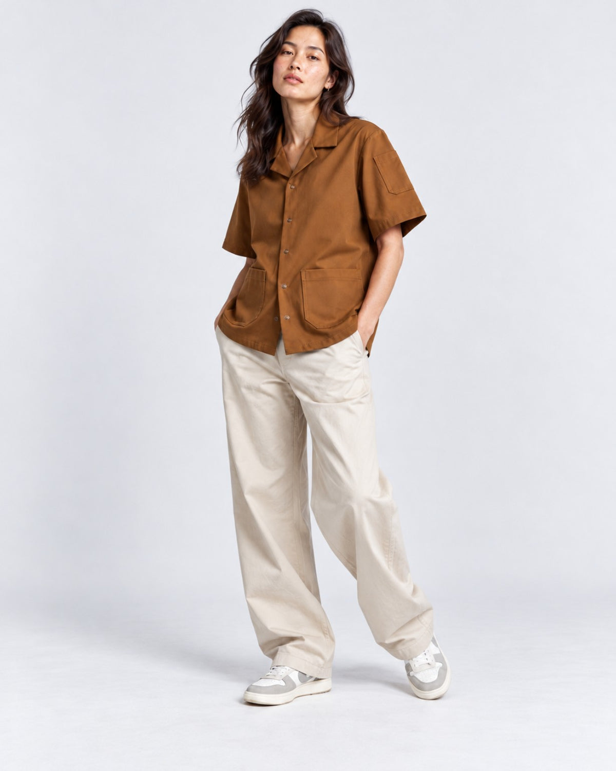 Camisa Worker Camel de algodón orgánico, look workwear en modelo con pantalón beige