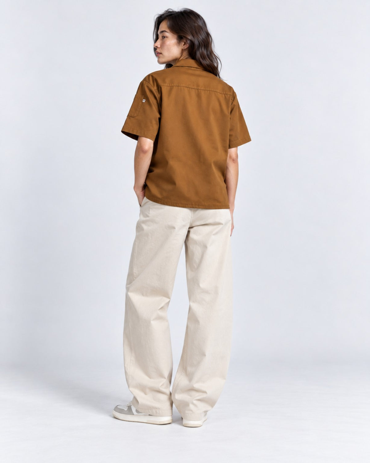 Camisa Worker Camel, vista trasera de cuerpo entero en modelo