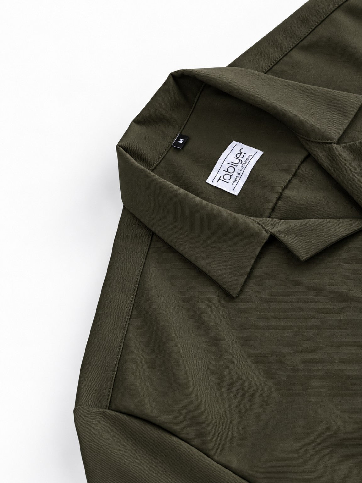 Camisa Worker Green, detalle de cuello y etiqueta