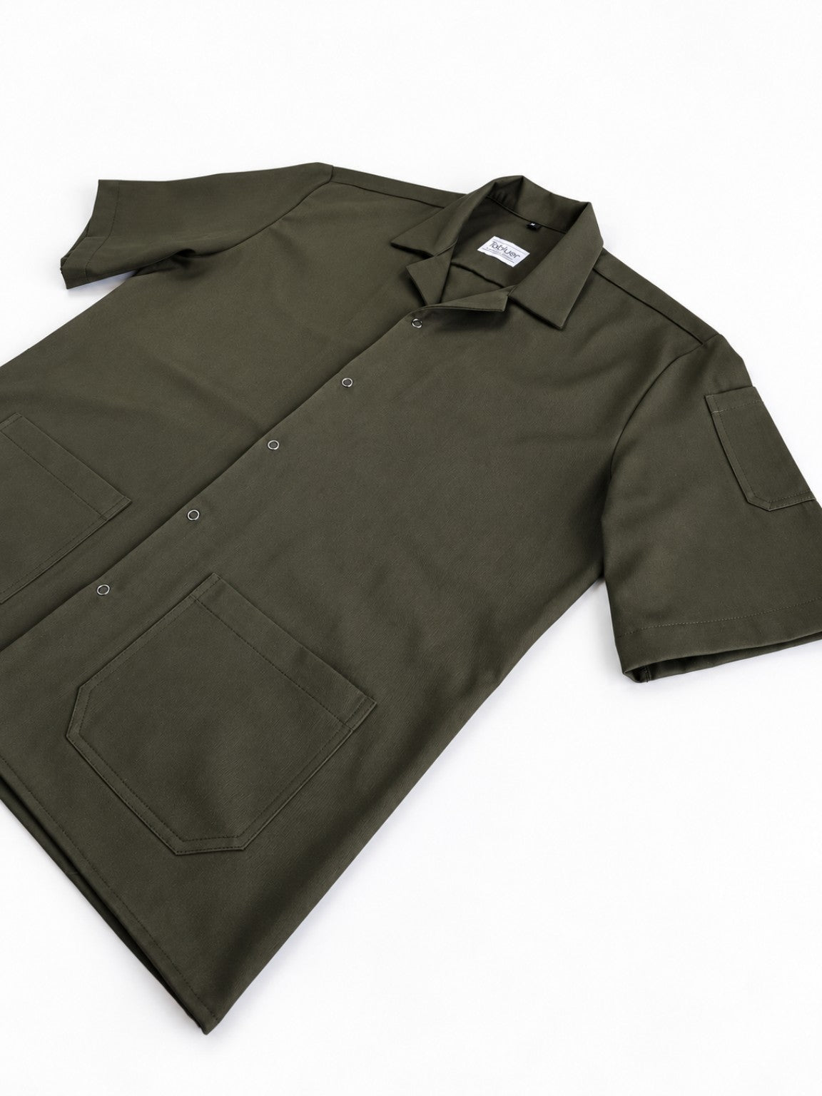 Detalle de la Camisa Worker Green con bolsillos y manga