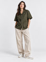 Camisa Worker Green en modelo, vista frontal