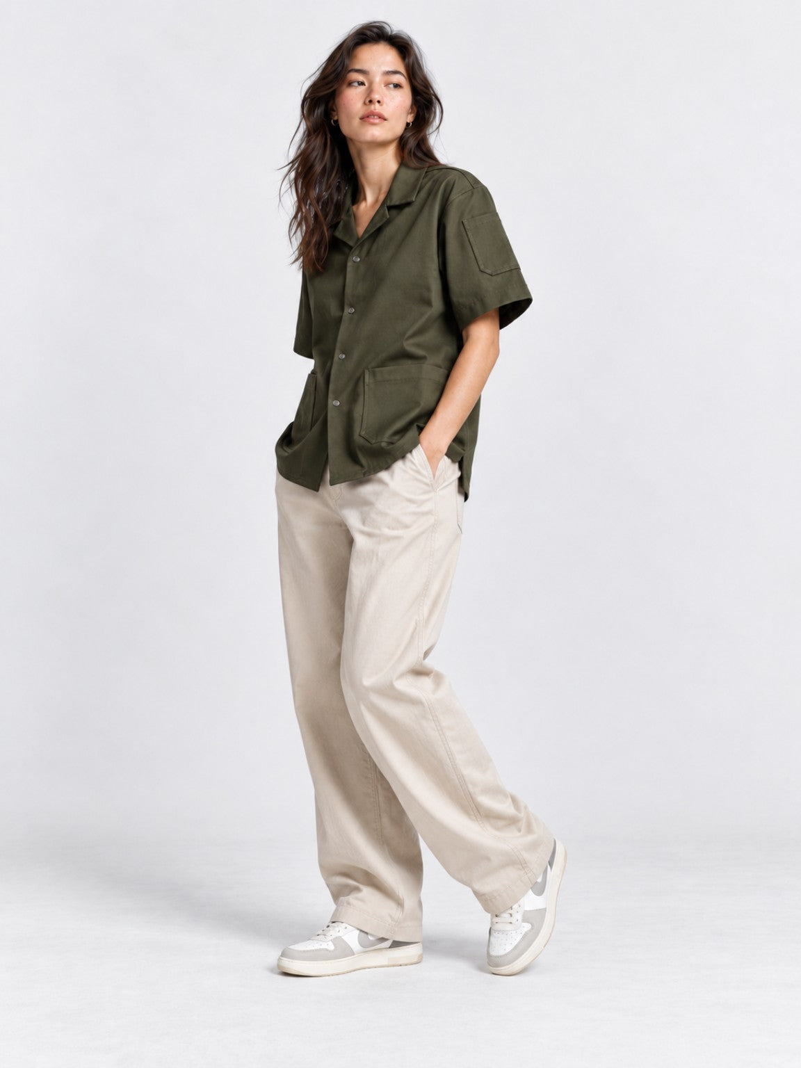 Camisa Worker Green en modelo, vista lateral