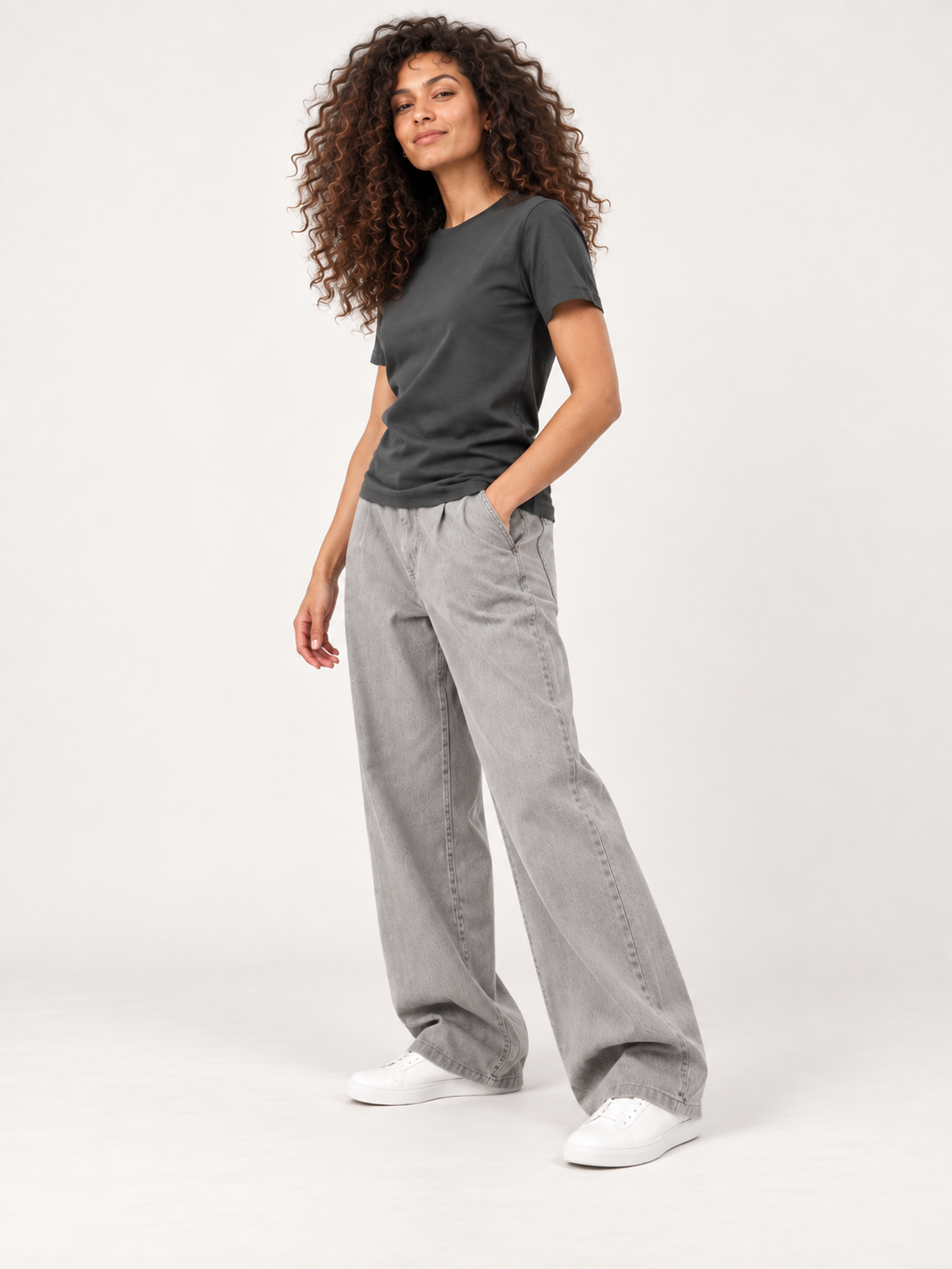 Camiseta Premium Graphite 190 g/m² en modelo vista lateral