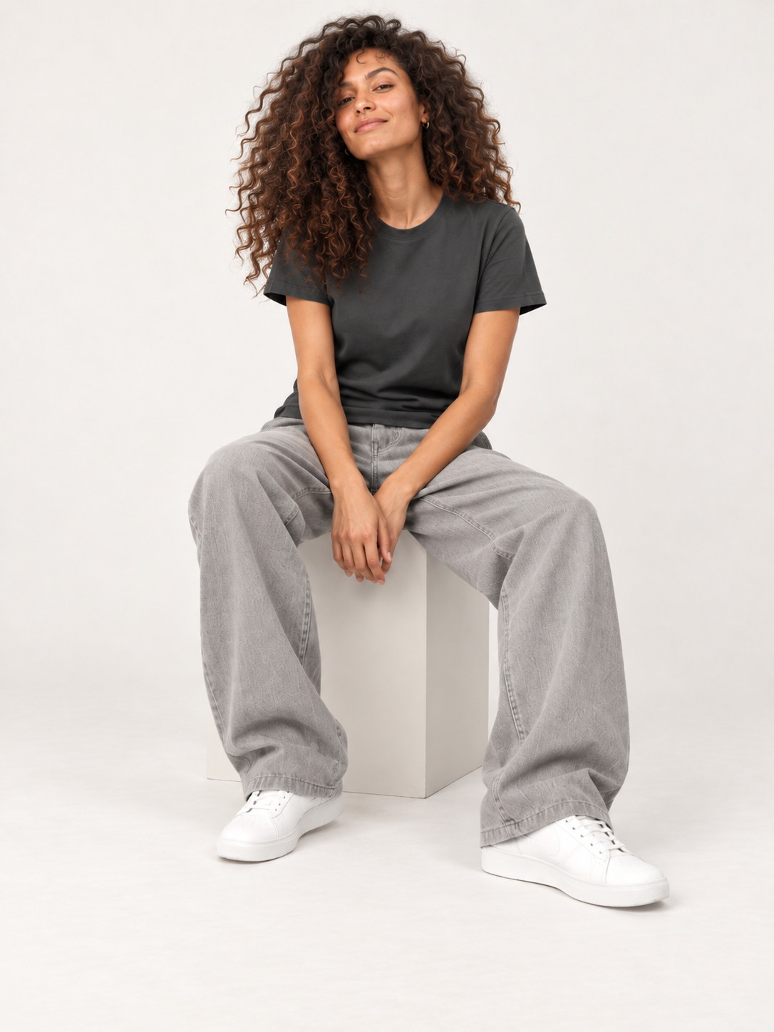 Camiseta Premium Graphite 190 g/m² en modelo sentada