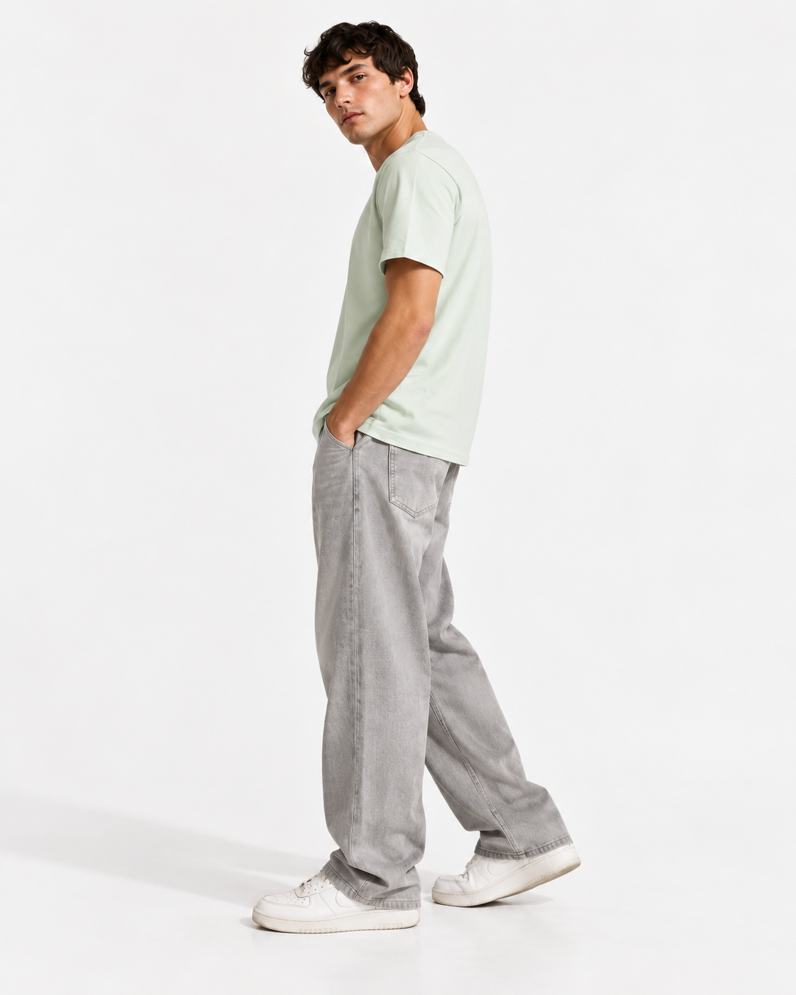 Camiseta Premium Ice Blue 190 g/m² en modelo vista lateral