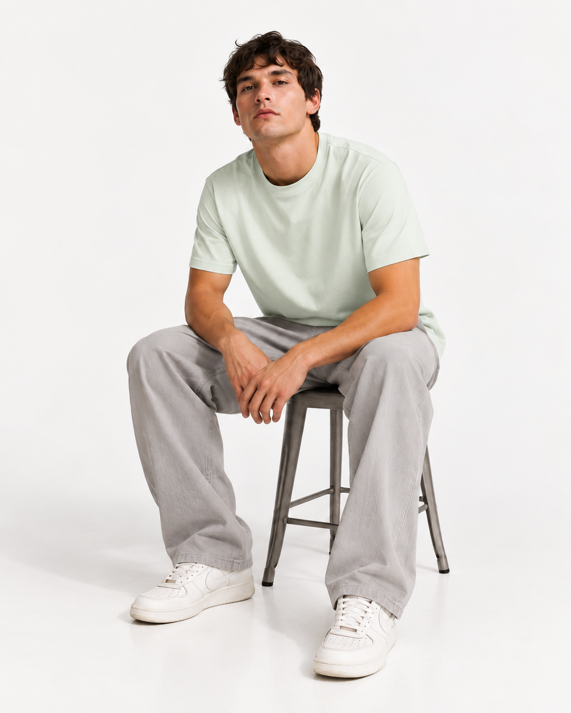 Camiseta Premium Ice Blue 190 g/m² en modelo sentado
