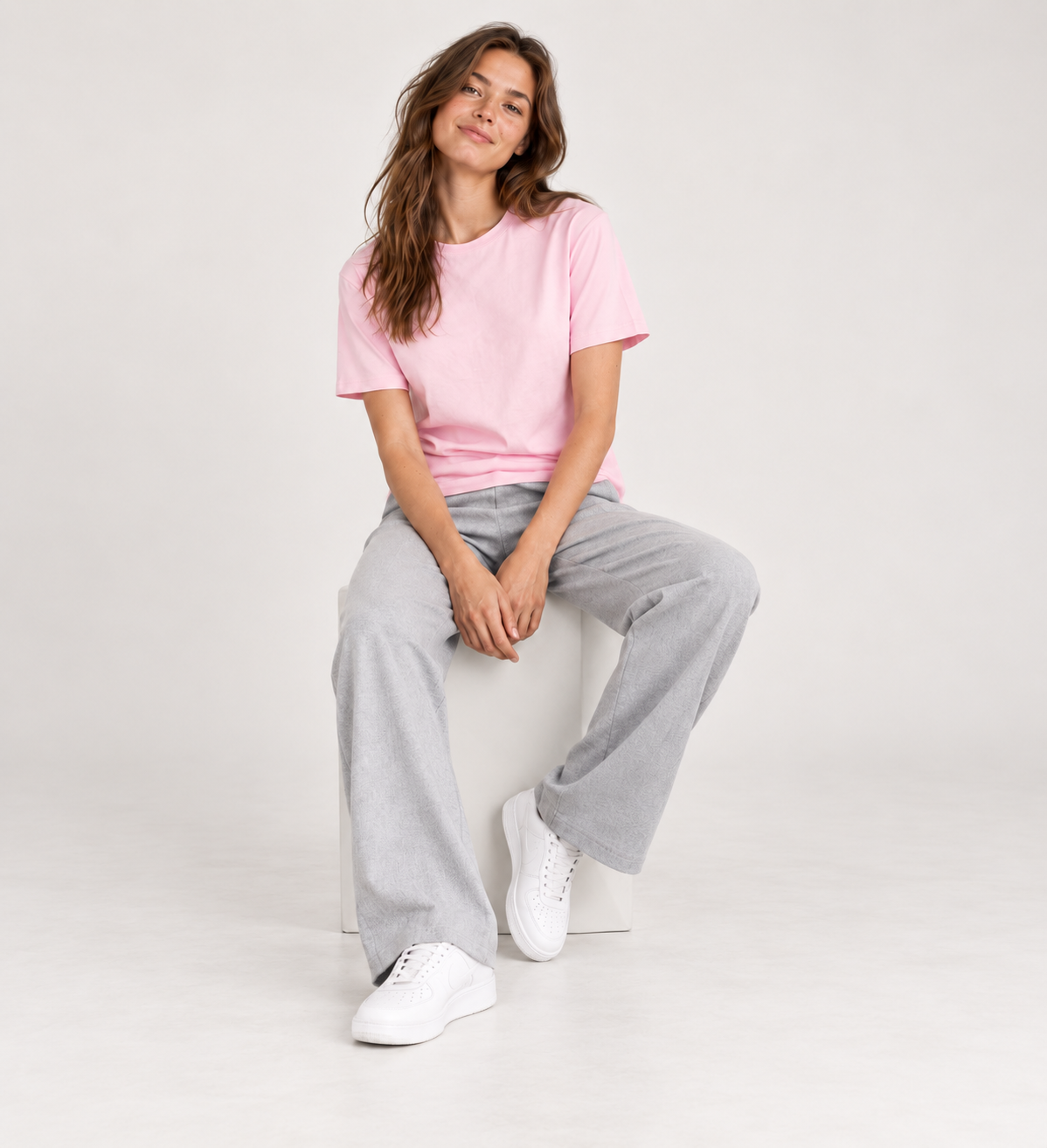 Camiseta Premium Pink 190 g/m² en modelo sentada