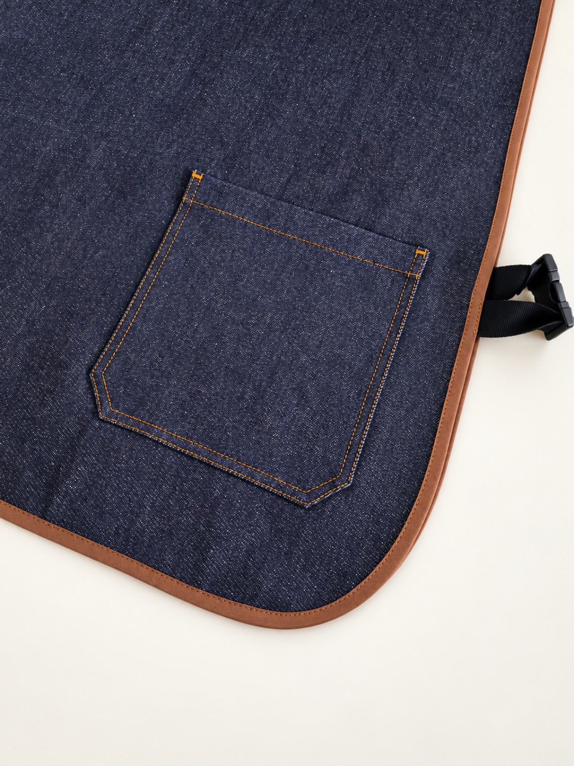 Detalle de bolsillo y ribete marrón de la Casulla Pittsburgh Denim