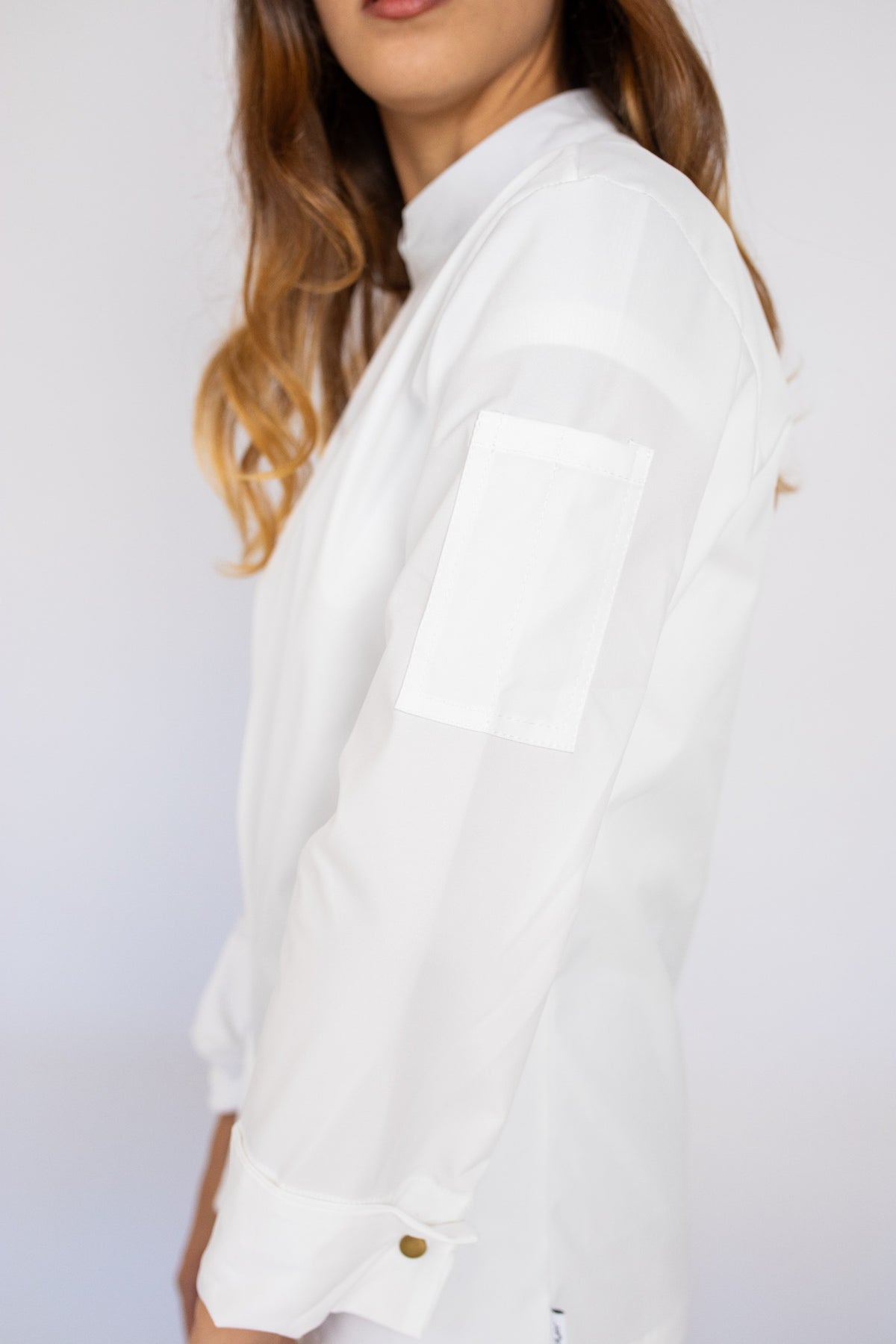 Chaqueta de cocina Bronx blanca en uso