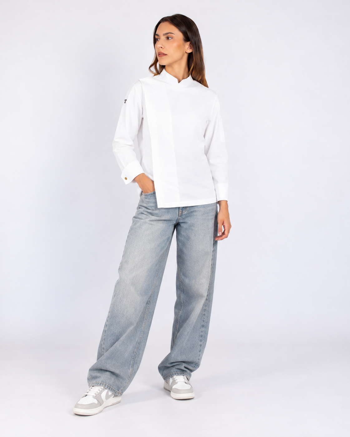 Chaqueta de cocina Bronx blanca unisex en modelo, cuerpo entero