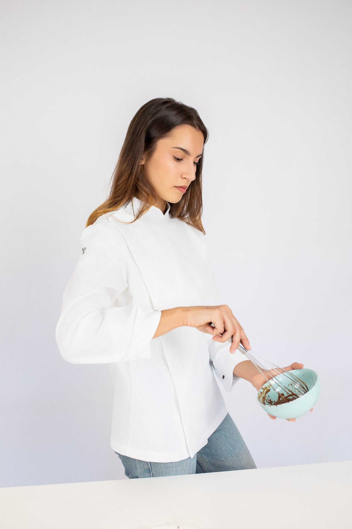 Chaqueta de cocina Bronx blanca vista lateral en modelo