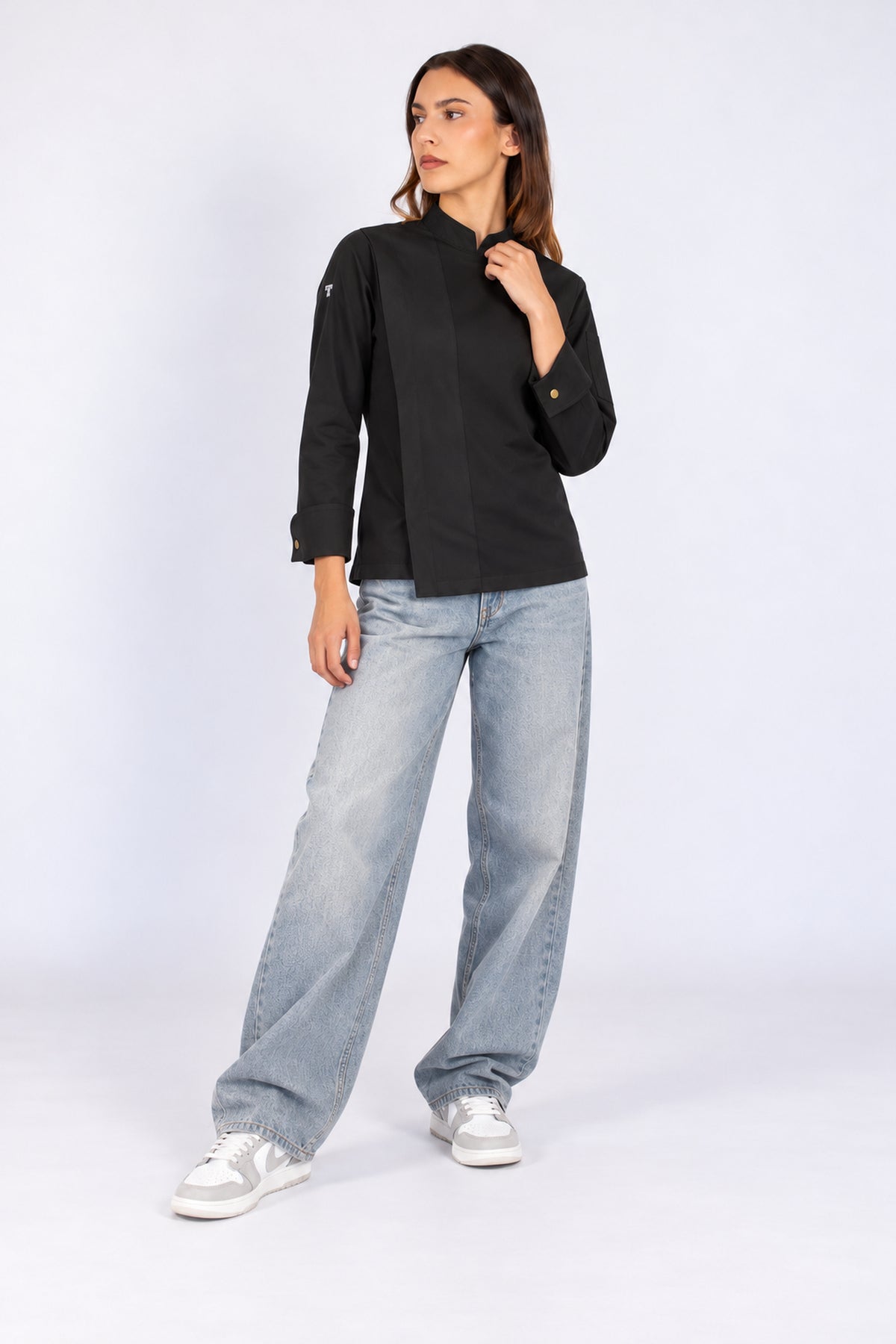 Modelo de cuerpo entero con chaqueta de cocina Bronx negra