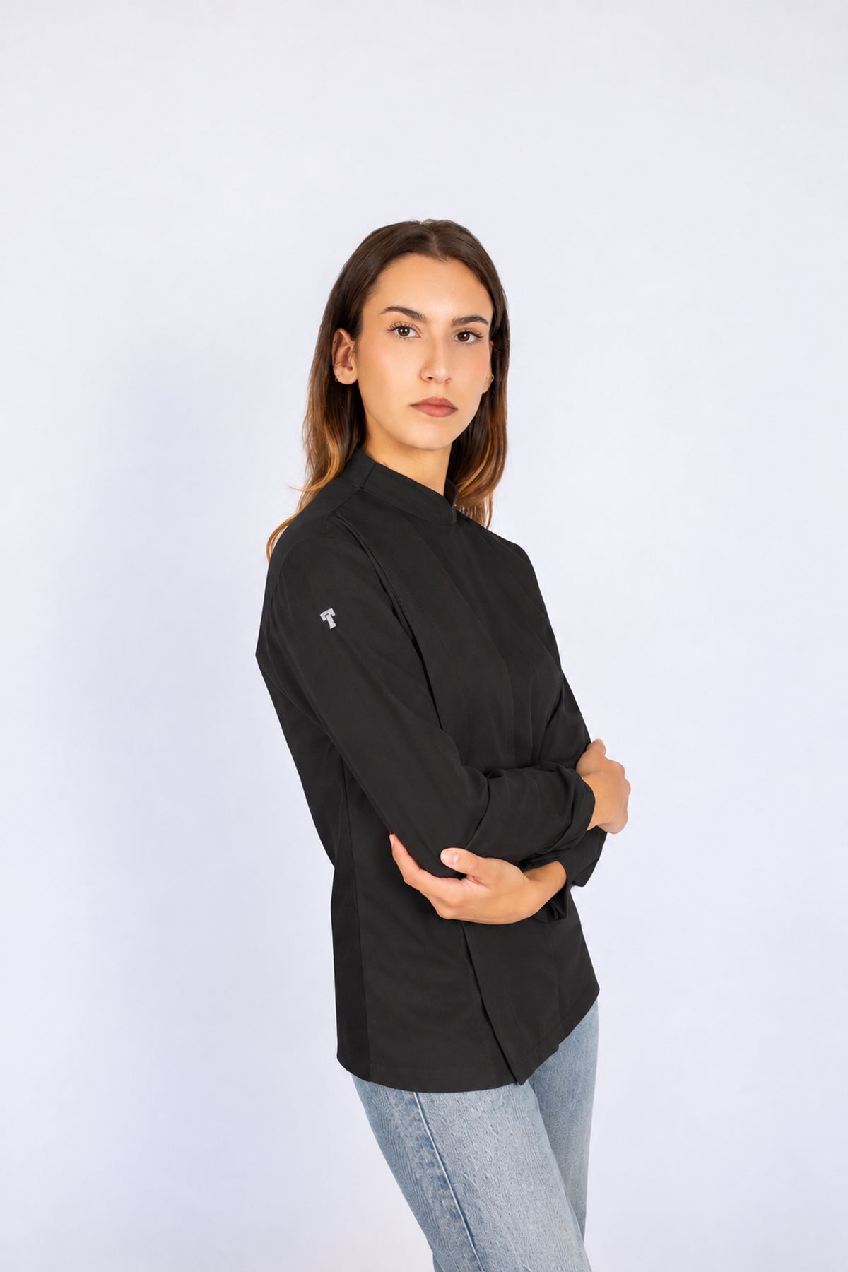Chaqueta Bronx negra en modelo, brazos cruzados