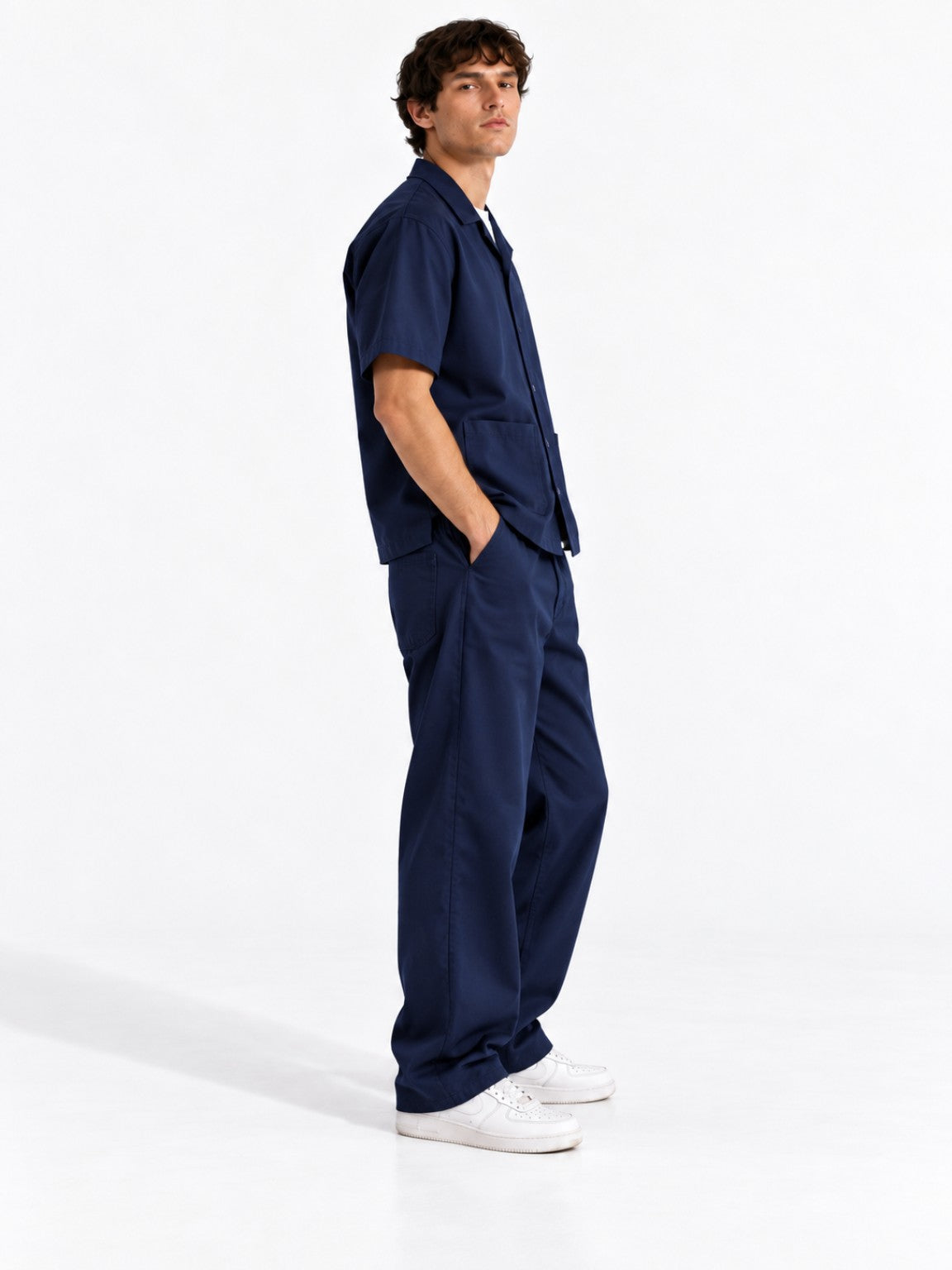 Conjunto Worker Blue de camisa y pantalón en algodón orgánico, vista lateral