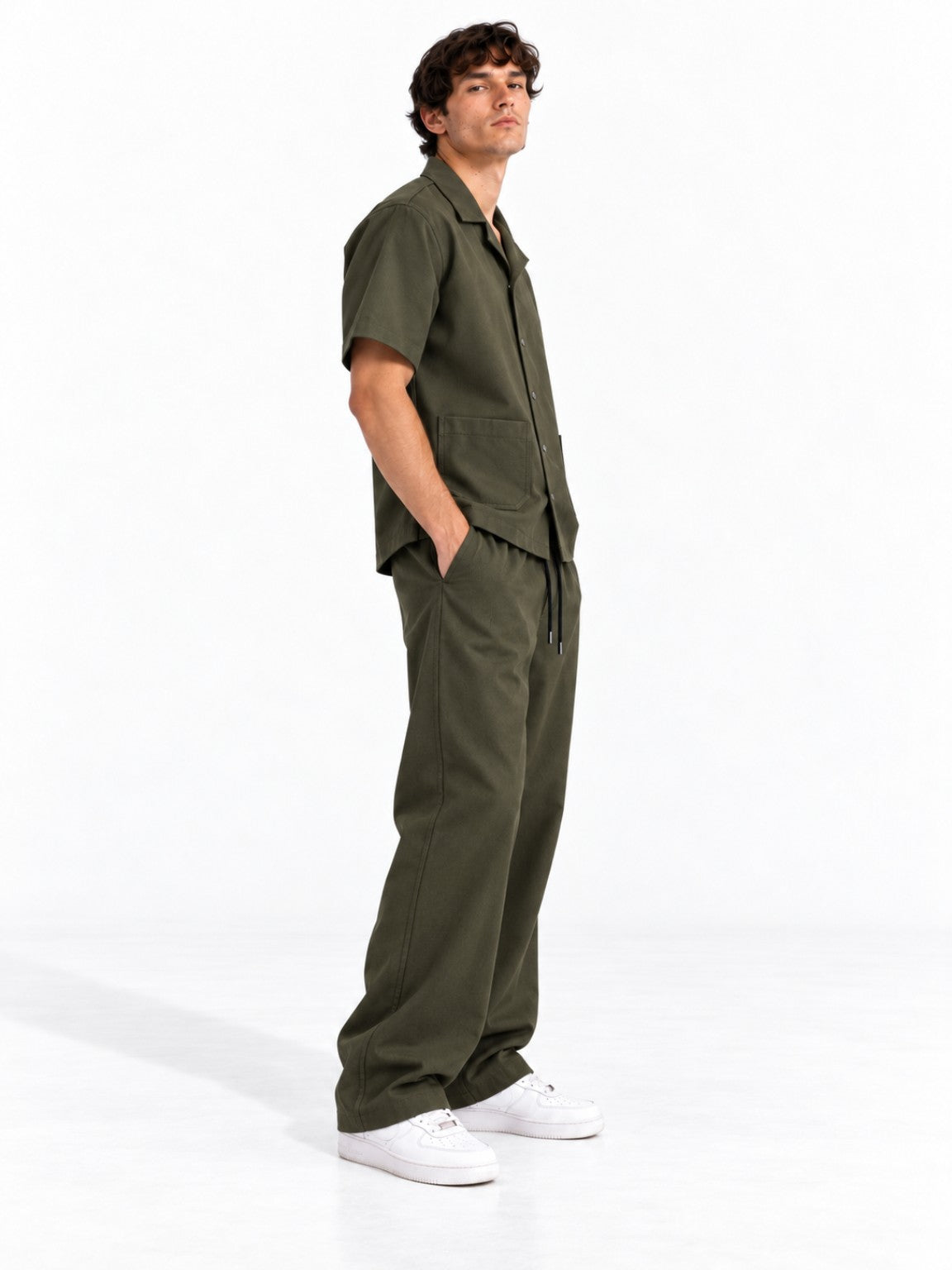 Conjunto Worker Green en modelo, vista lateral