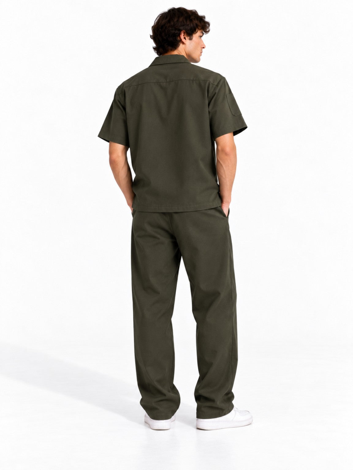 Conjunto Worker Green en modelo, vista trasera
