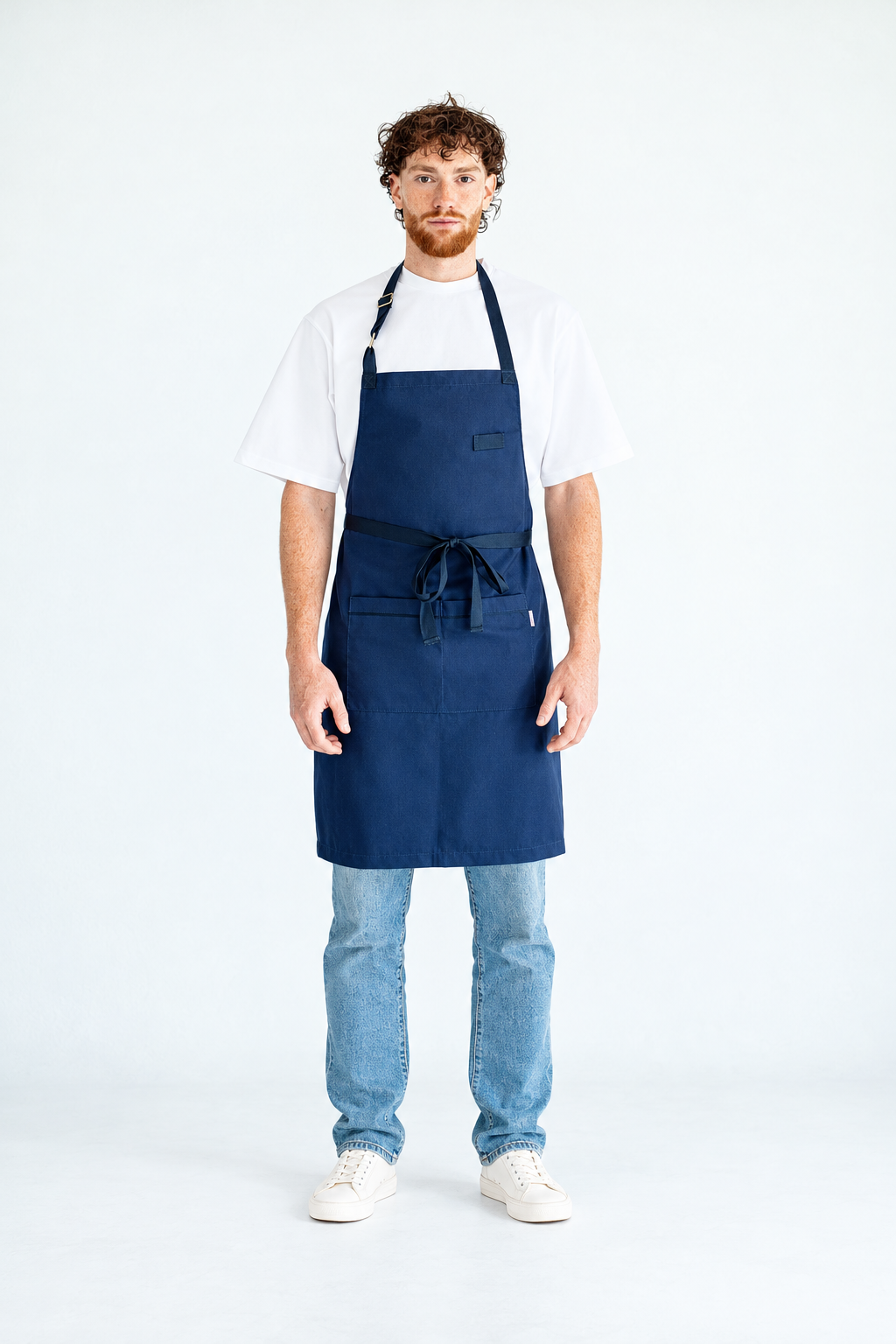 Delantal azul Cantábrico 2.0 Tablyer en modelo, cuerpo entero