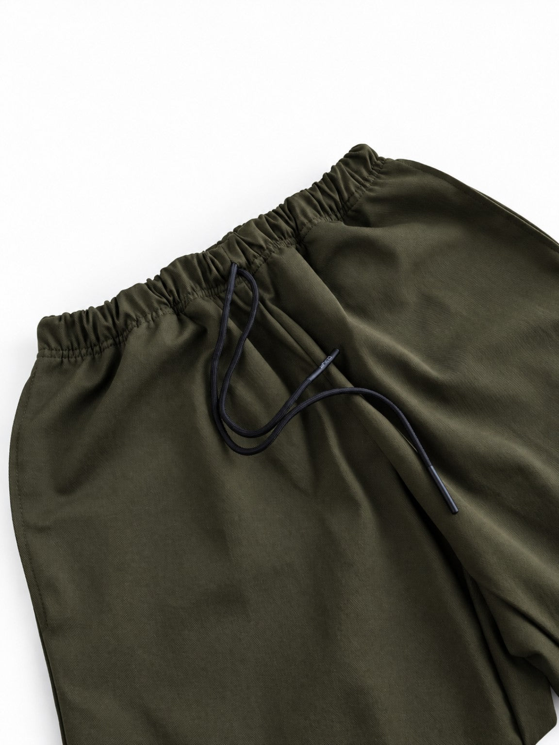 Pantalón Worker Green detalle de cintura elástica y cordón