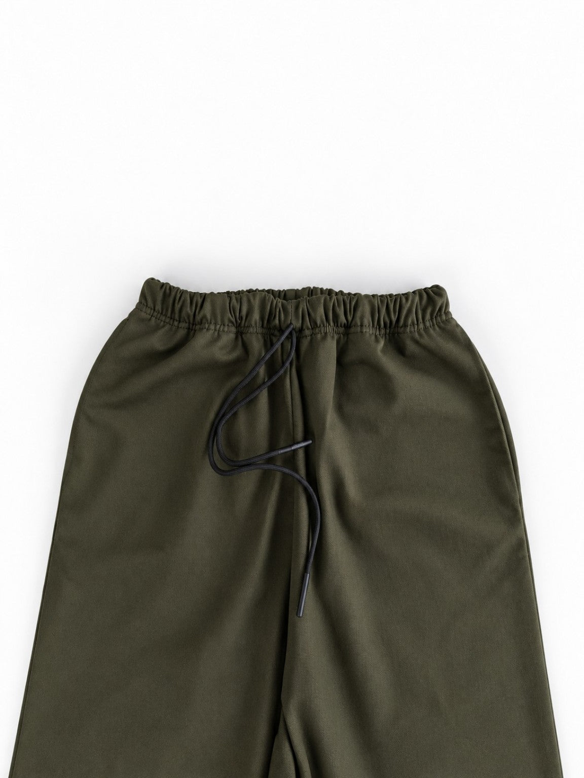 Pantalón Worker Green de algodón orgánico detalle de bolsillo trasero y etiqueta Tablyer